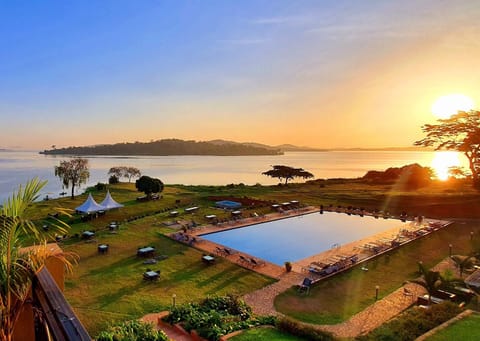 2 outdoor pools