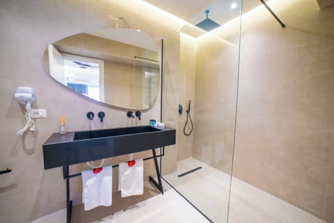 Superior Suite | Bathroom | Shower, hair dryer, slippers, towels