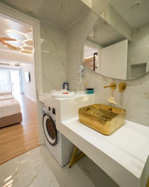 Superior Suite | Bathroom | Shower, hair dryer, slippers, towels