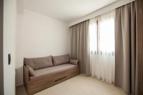 Standard Apartment, Pool View | Premium bedding, pillowtop beds, in-room safe, soundproofing