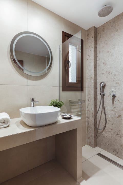 Superior Triple Room, Pool View | Bathroom | Shower, rainfall showerhead, free toiletries, hair dryer