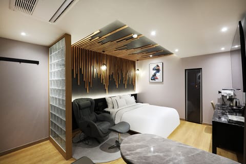 Premium Suite | Memory foam beds, free WiFi