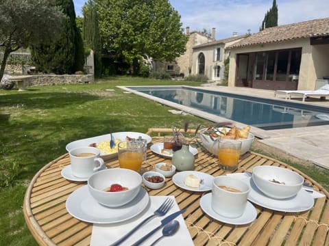 Daily cooked-to-order breakfast (EUR 20 per person)