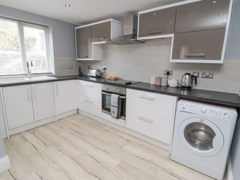 Fridge, cookware/dishes/utensils