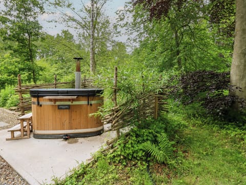Cottage | Outdoor spa tub