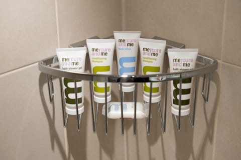 Combined shower/tub, rainfall showerhead, eco-friendly toiletries