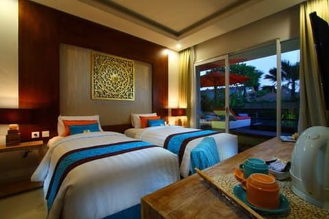 Deluxe Pool Access | Minibar, in-room safe, blackout drapes, free WiFi
