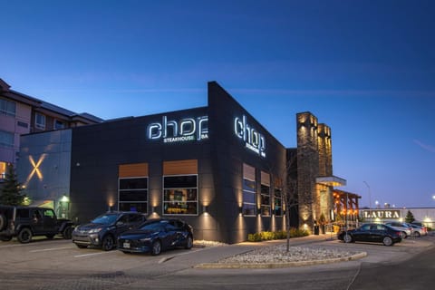 2 restaurants, breakfast, lunch, dinner served; American cuisine