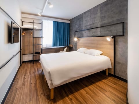Premium Room, 1 Double Bed | Minibar, desk, blackout drapes, soundproofing