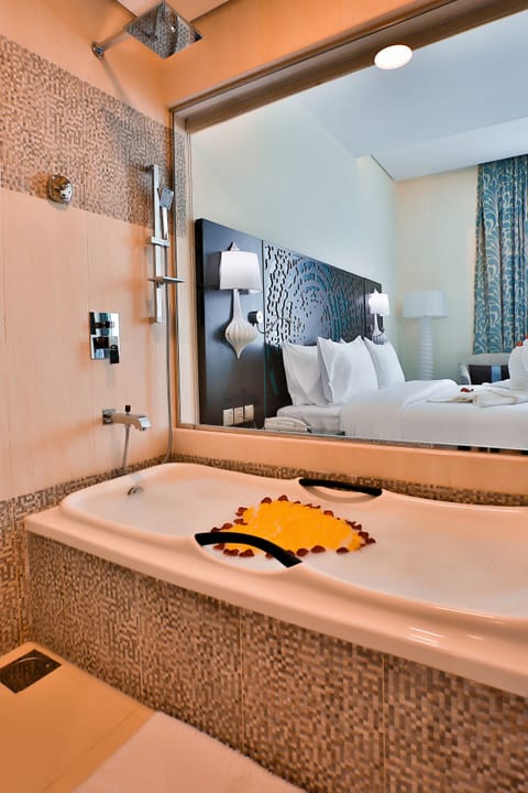 Deep soaking bathtub