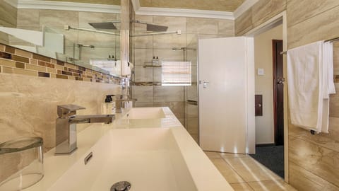 Combined shower/tub, free toiletries, hair dryer, towels