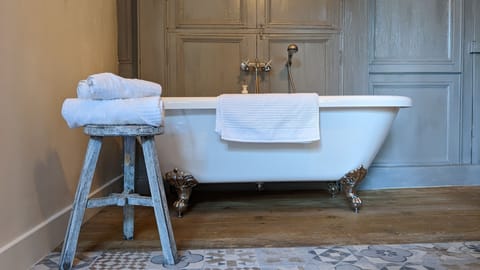 Deluxe Double Room | Deep soaking bathtub