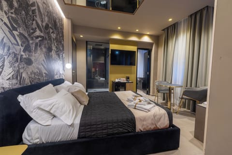 Deluxe Suite | Down comforters, free minibar items, individually decorated