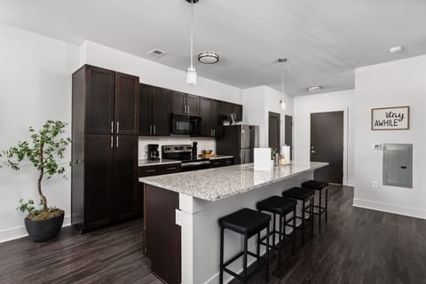 Apartment, 2 Bedrooms | Dining room