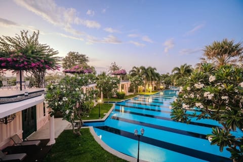 2 outdoor pools