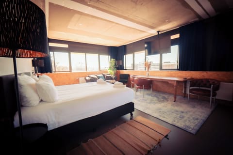 Deluxe Room with bath | Desk, laptop workspace, free WiFi, bed sheets