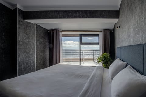 Minibar, desk, laptop workspace, free WiFi