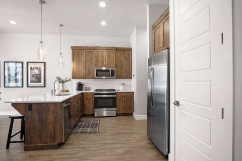 Townhome, Multiple Beds, Patio, Mountain View (Coral Paradise) | Private kitchen | Fridge, microwave, oven, stovetop