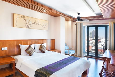 Deluxe Double Room | Living area | 24-inch TV with cable channels