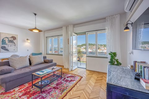 Standard Apartment, 2 Bedrooms, 2 Bathrooms (Enolabee Harbour View Apartment) | Living area | TV