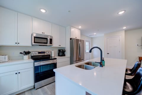 Deluxe Suite | Private kitchen | Full-size fridge, microwave, oven, stovetop
