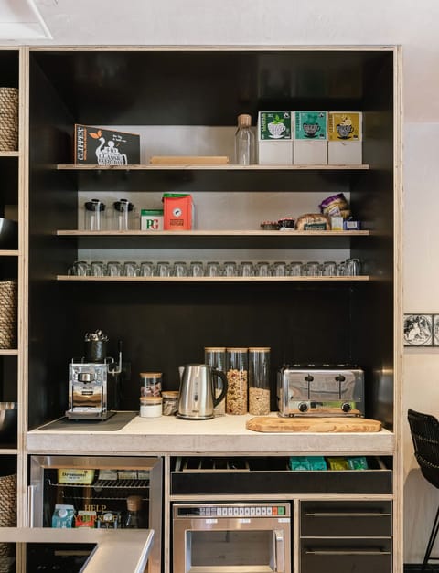 Full-size fridge, microwave, oven, stovetop