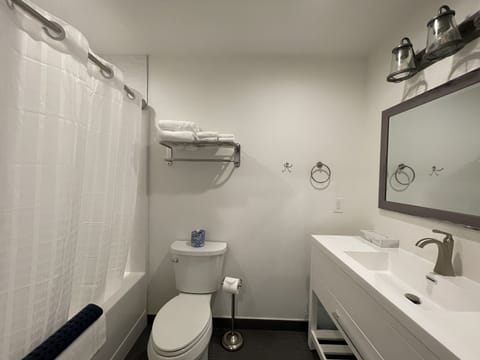 Standard Room, 1 King Bed | Bathroom | Shower, hair dryer, towels