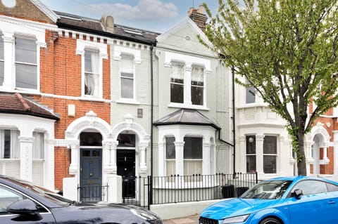 House (3 Bedrooms) | Exterior
