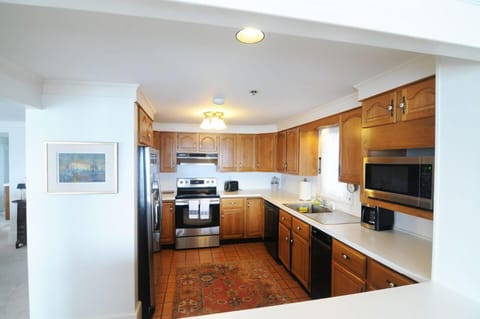 Condo, 3 Bedrooms (Waterfront Condo 3 bedrooms) | Private kitchen | Fridge, coffee/tea maker