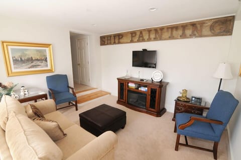 Condo, 3 Bedrooms (Waterfront Condo 3 bedrooms) | Living room | Flat-screen TV, DVD player