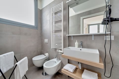 Doppia Comfort - Camera N | Bathroom | Shower, rainfall showerhead, hair dryer, bidet