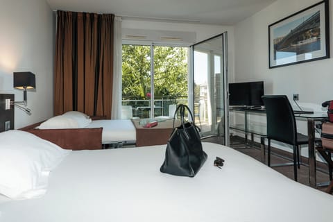 Family Studio | Desk, soundproofing, iron/ironing board, free WiFi