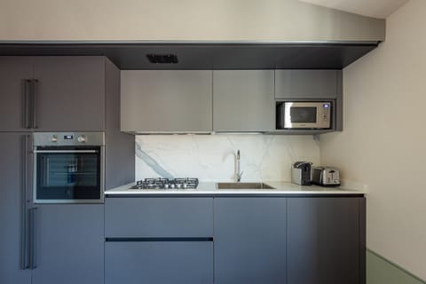 One-Bedroom Split Level Residence Jacinthe | Private kitchen | Cookware/dishes/utensils