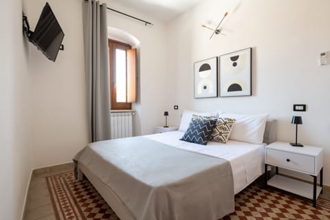 Family Room | Individually decorated, desk, laptop workspace, blackout drapes