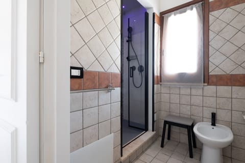 Family Room | Bathroom | Hair dryer, bidet, towels, soap