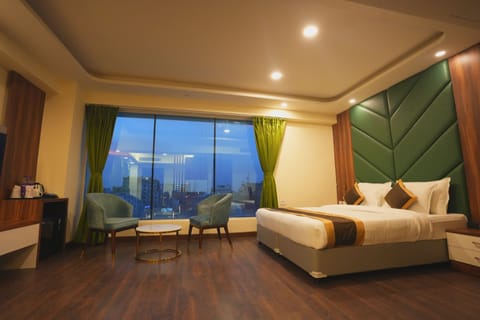 Suite | 1 bedroom, premium bedding, down comforters, minibar (some free items)