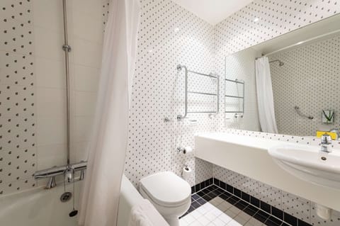 Combined shower/tub, hair dryer, towels