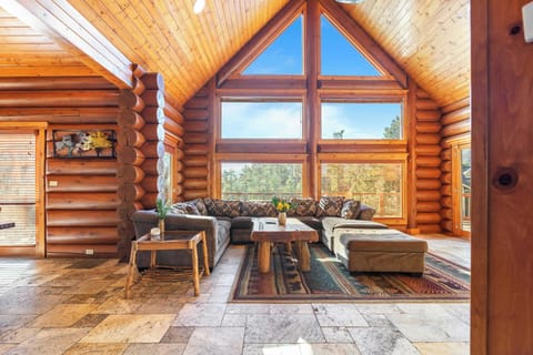 House (5 Bedrooms) | Interior