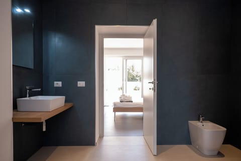 Shower, rainfall showerhead, free toiletries, towels