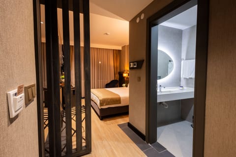 Deluxe Double Room | Tempur-Pedic beds, minibar, in-room safe, blackout drapes