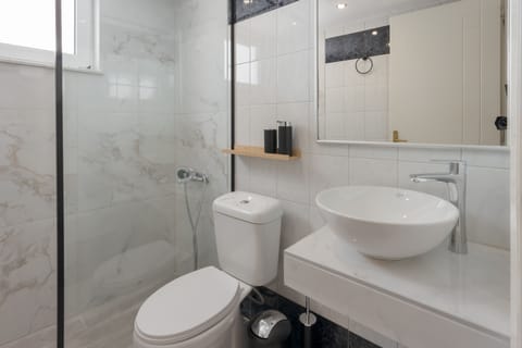 Duplex | Bathroom | Shower, towels