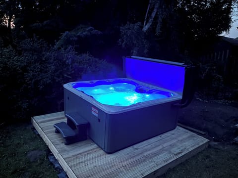 House | Outdoor spa tub