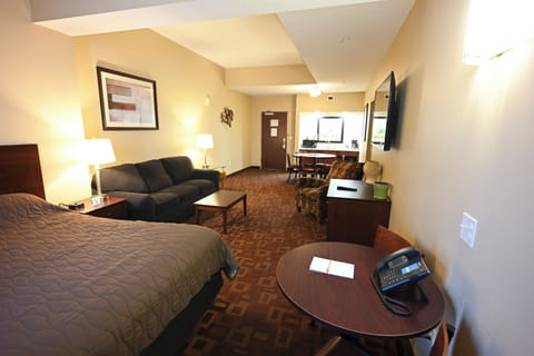 Family Suite, Jetted Tub | Blackout drapes, iron/ironing board, free WiFi, bed sheets