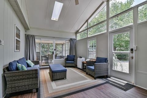 Economy Apartment | Living area