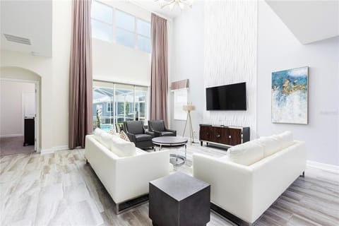 House, 5 Bedrooms | Living area