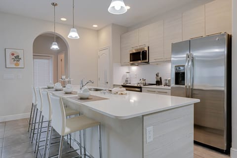 House, 4 Bedrooms | Private kitchen | Coffee/tea maker, fridge, oven, toaster