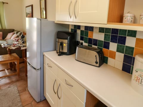 Cottage | Private kitchen | Fridge, dishwasher, electric kettle, toaster