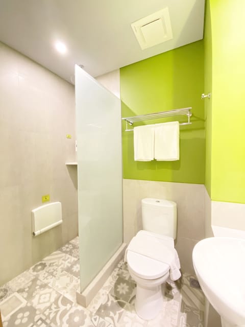 Superior Double or Twin Room | Bathroom | Shower, free toiletries, slippers, bidet