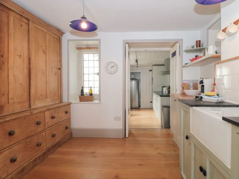 Dishwasher, cookware/dishes/utensils