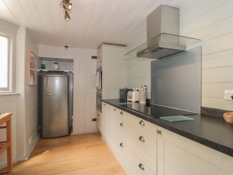 Dishwasher, cookware/dishes/utensils